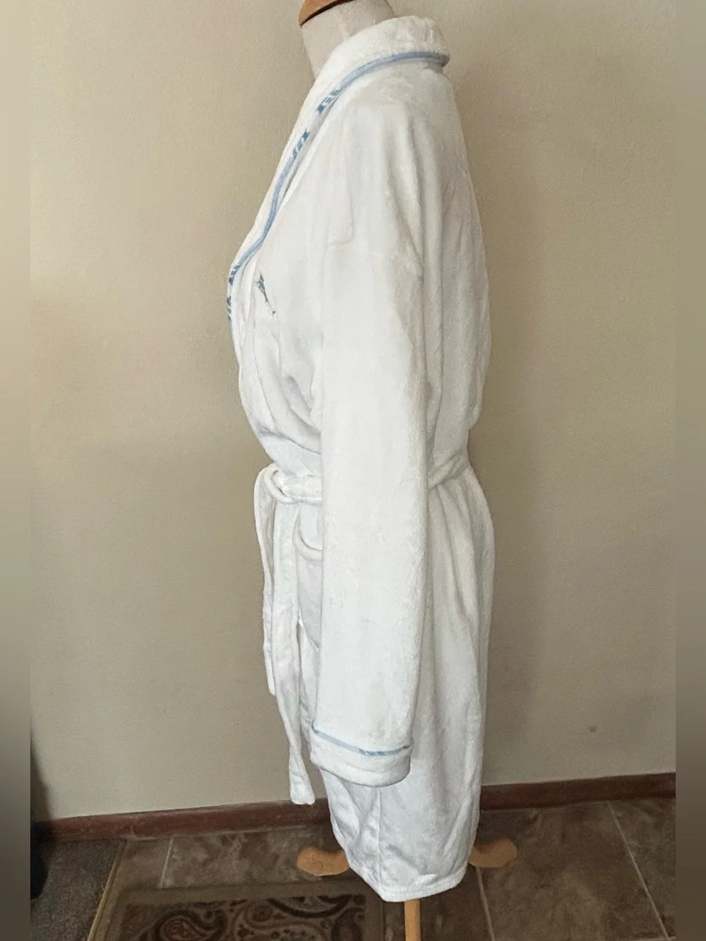 Tommy Bahama White Super Soft Plush Bath Robe One Size Unisex. New